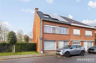 Deze aangename gezinswoning combineert ruimte en comfort in een rustige woonomgeving. Ligging:De woning is gelegen in de Kasteelstraat 33 te Hulste, een rustige en residentiële buurt met een vlotte verbinding naar het centrum, winkels, scholen en belangrijke invalswegen. Hier geniet u van een aangename woonomgeving met alle nodige voorzieningen binnen handbereik.Indeling:Bij het betreden van de woning komt u binnen in de inkomhal, die toegang biedt tot een apart gastentoilet. Verder vindt u een ruime en lichtrijke leefruimte, aansluitend op de keuken en de eetruimte. Achteraan de woning bevindt zich een gezellige veranda met zicht op de tuin. De tuin biedt bovendien voldoende ruimte voor ontspanning en recreatie.Op de eerste verdieping bevinden zich twee volwaardige slaapkamers, een apart toilet en een badkamer uitgerust met zowel een inloopdouche als een ligbad. Tot slot werd de zolder ingericht tot een ruime derde slaapkamer, perfect als master bedroom, hobbyruimte of thuiskantoor.Troeven:- Moderne badkamer uitgerust met een inloopdouche en ligbad- Voorzien van zonnepanelen, wat bijdraagt aan een lager energieverbruik- EPC-score D, geen renovatieverplichting van toepassingBel snel voor en afspraak naar 056/96.08.00 of mail naar info@property-vastgoed.be