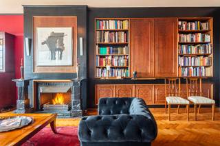 The place to be - a penthouse with a vieuw! Via de Art-Deco hal met 2 liften betreedt u het penthouse appartement van ca 265 m² op de 8e verdieping met een vrij uitzicht over het Koning Albertpark, de omliggende tuinen van het Provinciehuis en notarishuis als naaste buren. Inkomhal met ruime vestiaire en gastentoilet. De sfeervolle leefruimte biedt u de nodige rust en comfort, genieten van de schitterende bibliotheek met lambrisering en een gas open haard. De riante living op originele visgraatparket herbergt het salon, zitkamer, eetkamer. <br />De cosy tv-kamer kan omgevormd worden tot een extra slaapkamer of bureau.<br />Een moderne Bulthaup leefkeuken contrasteert met een witte epoxyvloer en beschikt over ruim voldoende kastruimte, toestellen van Bosch &amp; Siemens. Ze is voorzien van ledverlichting, TV, muziekinstallatie en een klein terrasje. Bergruimte met aansluiting voor wasmachine en droogkast.<br />Via de nachtgang bereikt u de twee ruime slaapkamers en de gastenkamer. Twee luxe en suite wellness badkamers met inloop stoomdouches, een Whirlpool badkuip/jacuzzi, ingebouwde muziekinstallatie en waterproof inbouw tv. Achteraan het appartement is een zonneterras van ca 12 m² met uitzicht op groen.<br />De dubbele garagebox met elektrisch laadpunt is optioneel aan te kopen aan € 45.000. Fietsenberging en privatieve kelder.<br /><br /><strong><span>BIJZONDERHEDEN: </span></strong><br />- geluidsarme warmtepompen<br />- safe, camera<br />- airco met afstandsbediening (koud en warm) en zonneweringen aan de aan de voorzijde. <br />- extra bergruimtes in de waskeuken en vestiaire