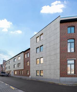 <span><span><strong>*Uniek investeringsvastgoed*</strong></span><br /><br />Aan de Stadsrand van de bruisende studentenstad Leuven namelijk op de hoek van de Naamsesteenweg met de Groenstraat kan je dit uniek opbrengstproject vinden. </span><span>Het pand is uiterst centraal gelegen, ideaal voor studenten zowel studerende in het centrum als de Campussen in Heverlee: Arenberg, UCLL, Sportkot... </span><span>Dit opbrengstpand </span><span>omvat 35 moderne entiteiten namelijk 31 kamers privatief sanitair en 4 studio's voorzien van al het nodige comfort en bemeubeling. </span><br /><br /><span>Alle entiteiten </span><span>kunnen indien gewenst voorzien worden van een verhuring.</span><span> Nettorendement 3,5%. Oplevering verbouwing start academiejaar 2024-2025.</span><br /><br /><span><strong>Wens je meer informatie? Dat kan ! Contacteer onze Expert Investeringsvastgoed: Jacky 0495 53 46 49 of jacky@connect-immo.be</strong></span><br /><br /><span>EPB Startverklaring!</span><br /><span>wg, gdv, gvkr, gvv</span>