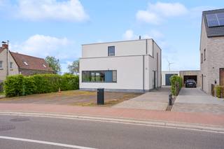 <p>Altro Vastgoed verkoopt</p><p><br />Ontdek deze unieke, vrijstaande woning (bwj 2018) waar modern design en duurzaamheid hand in hand gaan.</p><p>Gelegen in de rustige Winkelwarande te Sint-Kruis-Winkel (9042 Gent). U geniet van een landelijke sfeer met een uitstekende verbinding naar het Gentse stadscentrum en de belangrijkste invalswegen (R4/E17).</p><p></p><p>Troeven van de Woning</p><ul><li><p>Architectuur: Strak design met grote glaspartijen voor maximale natuurlijke lichtinval.</p></li><li><p>Ruimte &amp; Licht: Een indrukwekkende leefruimte met open designkeuken, voorzien van hoogwaardige toestellen en een centraal kookeiland.</p></li><li><p>Comfort: 1 master bedroom met dressing + ensuite badkamer op gelijkvloers en 3 ruime slaapkamers + badkamers op 1ste verdiep</p></li><li><p>Buitenleven: een zonnige tuin met terras, ideaal voor ontspanning in volledige privacy + een ruime dubbele garage.</p></li></ul><p>Future-Proof Technieken : </p><ul><li><p>EPC = A - 16 zonnepanelen</p></li><li><p>Domotica - alarmcentrale</p></li></ul><p>Dankzij de doordachte indeling en de royale ruimte leent deze woning zich overigens uitstekend voor een combinatie van wonen en werken, zoals een praktijkruimte, uitoefening van een vrij beroep of zelfs kangoeroewonen.</p><p></p><p>Bezoek plannen?</p><p>Neem contact op met Ellen voor een persoonlijke rondleiding.</p><p>📞 0475 40 07 70 | 📧 ellen@altro-vastgoed.be</p>