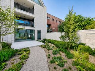 <p>Dit instapklare gelijkvloerse appartement maakt deel uit van de stijlvolle nieuwbouwresidentie Kaai 30, gelegen op een rustige en bijzonder centrale locatie aan de rand van Brugge. Vanuit de residentie geniet u van een aangenaam omgeving langs het water en bevindt u zich tegelijk op korte afstand van het historische stadscentrum.<br /><br />De ligging combineert het beste van twee werelden: rustig wonen, voldoende weg van de toeristische drukte, maar met alle voorzieningen binnen handbereik. Scholen, winkels en openbaar vervoer bevinden zich op wandelafstand. Ook de Grote Markt en ’t Zand zijn vlot bereikbaar. In de nabije omgeving vindt u bovendien meerdere supermarkten, diverse loop- en fietsroutes en een fitness en zwembad op minder dan 1 km van de residentie.<br /><br />Het appartement wordt volledig afgewerkt met kwalitatieve materialen.<br /><br />De indeling omvat een aangename leefruimte met open keuken, uitgerust met alle hedendaags comfort, en een praktische technische berging. Vanuit de leefruimte heeft u rechtstreeks toegang tot het privatieve terras, dat aansluit op de mooi aangelegde, gemeenschappelijke binnentuin en een aangename plek vormt om tot rust te komen. Via het grote raam aan de keuken geniet u van een prachtig zicht op het water. Verder beschikt het appartement over een apart toilet, een badkamer met inloopdouche en dubbele lavabo en twee volwaardige slaapkamers waarvan een slaapkamer toegang biedt tot het terras. <br /><br />Als bijkomende troef beschikt de residentie over een ondergrondse parkeergarage, te bereiken via een autolift. Bij het appartement dient een ondergrondse autostaanplaats te worden aangekocht, wat zorgt voor extra comfort en parkeergemak.<br /><br />Een uitstekende keuze voor wie op zoek is naar een kwalitatief, instapklaar appartement op een rustige en centrale locatie in Brugge.<br /><br />Voor verdere informatie of vrijblijvend bezoek contacteer Jana op 0498 10 98 98 of mail naar jana@immax.be.</p>