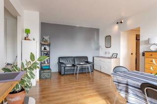<p><span>Leuk 1 à 2 slaapkamer appartement met terras!</span></p><p><span>Dit charmant en instapklaar appartement bevindt zich op de 10</span><span><sup>e</sup></span><span> verdieping van een goed onderhouden gebouw met lift en een centrale ligging nabij winkels, scholen, parken, openbaar vervoer en voorname invalswegen. U heeft de garantie op een prachtig en groen uitzicht, veel lichtinval, rust en privacy. Bent u op zoek naar een asbestveilig appartement met gunstig EPC en onmiddellijke huuropbrengsten? Dan is dit een uitstekende opportuniteit ter investering met mooi rendement. Uiteraard is ook eigen bewoning steeds mogelijk!</span></p><p><span> </span></p><p><span>Inkomhal, keuken, leefruimte &amp; bureau:</span></p><p><span>Je komt het appartement binnen via de aparte inkomhal met parlofoon en plek voor uw vestiaire. Recht tegenover ligt de moderne keuken op karaktervolle mozaïekvloer. Ze werd deels opengemaakt en is uitgerust met een 5 pits gasvuur, dampkap, koelkast, vriezer, vaatwasser en anderhalve lavabo. De leefruimte geniet een prachtige natuurlijke lichtinval en leent zich perfect voor een gezellig salon in combinatie met de eetkamertafel. Aanpalend vindt u de bureauruimte, het perfecte verlengstuk van uw leefruimte en voorheen gekend als 2de slaapkamer. Uiteraard kan deze ruimte eenvoudig terug omgetoverd worden tot extra slaapkamer. </span></p><p><span> </span></p><p><span>Nachthal, slaapkamer(s), badkamer &amp; toilet:</span></p><p><span>Via de nachthal komt u bij de ruime slaapkamer van ca. 14m² met rechtstreekse toegang tot het terras. Hier is zowel een goede nachtrust alsook uw privacy gegarandeerd. De badkamer ligt op dezelfde "retro" tegelvloer als de keuken en het toilet. Ze is voorzien van een rustieke inloop-/regendouche, een praktisch wasmeubel, mechanische ventilatie en een nis voor wasmachine en droogkast zodoende deze niet in de weg staan. Het toilet met handenwasser is apart en omvat eveneens mechanische ventilatie.</span></p><p><span> </span></p><p><span>Terras, kelder &amp; garagebox:</span></p><p><span>Het uitgestrekte terras van maar liefst 8m² loopt over de volledige breedte van het appartement en biedt een prachtig uitzicht over deze groene omgeving. Hier kan u na een drukke werkdag geheel tot rust komen, al dan niet met een goed glas in de hand. Een handige kelderberging is inbegrepen. De ondergrondse garagebox met elektrische poort is een ware luxe die optioneel kan worden aangekocht voor € 32.500.</span></p><p><span> </span></p><p><span>Extra troeven:</span></p><p><span>- Toplocatie</span></p><p><span>- Instapklaar</span></p><p><span>- EPC B</span></p><p><span>- HR ramen</span></p><p><span>- Asbestveilig</span></p><p><span>- 2e slpk mogelijk</span></p><p><span>- Kelder</span></p><p><span>- Garagebox</span></p><p><span> </span></p>