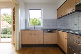 <p><span>Energiezuinig appartement met 2 slaapkamers en terras te Zandhoven (EPC A)</span></p><p><span>BEZOEKMOMENT: ZATERDAG 26 SEPTEMBER TUSSEN 10u - 12u</span></p><p><span>Dit recent en energiezuinig appartement is gelegen op de eerste verdieping van een verzorgde residentie "Zurenborg" in het aangename Zandhoven. Met een EPC A-label biedt dit appartement niet alleen hoog wooncomfort, maar ook een bijzonder lage energie kost.</span></p><p><span>Het appartement omvat een lichtrijke leefruimte met toegang tot volledig geïnstalleerde keuken, twee slaapkamers en een gezellig terras, een badkamer en apart toilet. Daarnaast beschikt het appartement over een privatieve kelderberging, gezamenlijke fietsenberging en autostaanplaats met automatische inrijpoort, dit alles inbegrepen in de huurprijs.</span></p><p><span>Troeven:<br />+ EPC A energiezuinig<br />+ 2 slaapkamers<br />+ Terras<br />+ Autostaanplaats (inbegrepen prijs)<br />+ Privatieve kelderberging (inbegrepen prijs)<br />+ Gezamenlijke fietsenberging (inbegrepen prijs)<br />+ huurprijs: 935 euro + 65 euro gemeenschappelijk kost<br />+ Gelegen in het mooie Zandhoven<br />+ EPC bruikbare vloeropp. 95 m²<br />+ indicatieve opmetingen: living (33 m²) - keuken (8m²) - Inkom/Nachthal (8.5 m²) - WC (1.5 m²) - Berging (3 m²) - Badkamer (7 m²) - Slpk 1 (16.5 m²) - Slpk 2 (8.5 m²) - Terras (9 m²)</span></p><p><span>Vergunning - woongebied - dagv., herstelvordering neen - voorkooprecht neen - verkavelingsvergunning neen</span></p><p><span> </span></p><p><span>Meer info: Nicki - 0496 02 35 68 - nf@janssenenjanssen.be - BIV 514.879</span></p><p><span> </span></p>