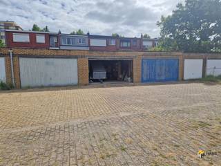Ruime dubbele garagebox te koop in Merksem op centrale locatie. De garage is gelegen tussen de Laarsebaan en Kruisbaanvelden. De garagebox is...