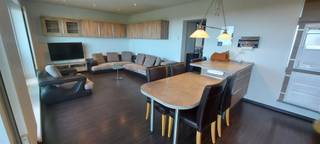 <p><span>Gerenoveerd appartement op de 11° verd. (met lift) met volgende indeling: inkomhal met vestiaire, lichte leefruimte met prachtig uitzicht en toegang tot het grote terras, open keuken met alle comfort, 1 slaapkamer met ingemaakte kasten, badkamer met inloopdouche en lavabo, afz. toilet. Ondergrondse staanplaats en kelder inclusief.  Provisie kosten +180 €/maand inclusief CV, water, poetsen, elektriciteit gemene delen, syndicus, onderhoud lift, afvalcontainers, onderhoud tuin en conciërge.  Het appartement is onmiddellijk beschikbaar. Een parkeerplaats is beschikbaar, + 80 €/maand . Het appartement heeft een prachtig zicht van op het terras en ligt zeer centraal aan het Nachtegalenpark en het Middelheim ziekenhuis. INSCHRIJVEN VIA: <span>www.immodyck.be</span></span><span>  huuraanvraag invullen.</span></p>