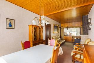 Interesse in deze gezellige woning? Bekijk de virtuele toer en maak via Livitas/be ONLINE je afspraak.<br />Een betere locatie kan je je niet voorstellen. Nabij Catershoflaan, Jan Palfijn en het groene van het Fort Van Merksem is dit een uiterst gewilde plaats om te wonen.<br />Het gelijkvloers is voorzien van de woonkamer, de keuken en de badkamer en de zonnige tuin is mooi meegenomen.<br />De eerste verdieping bestaat vandaag uit 2 slaapkamers met een kleine kinderkamer maar via het opgemaakte 3D-plan kan je gemakkelijk drie volwaardige slaapkamers maken.<br />Een zee aan mogelijkheden en mits wat opfrissing een betaalbare oplossing biedt aan jong en oud.<br />Dit pand is onderhevig aan de renovatieverplichting die door de Vlaamse overheid wordt opgelegd vanaf 1/1/2023.<br />Maak vandaag snel en ONLINE je afspraak via Livitas.be