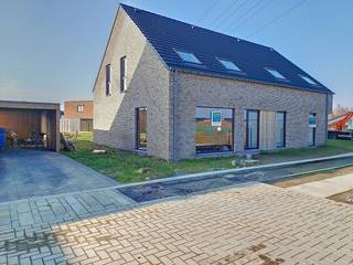 Deze woning wordt voor deze prijs ruwbouwwinddicht aangeboden, maar <strong>kan ook opgeleverd worden mits verschilprijs door ons</strong>. <strong>Vraag naar de meerprijs voor afwerking bij bouwadviseur Patrick</strong>.<br /><br />De woning is aangesloten op het stadswarmtenet, waardoor je minder afhankelijk bent van fossiele brandstoffen zoals aardgas! <br /><br />Lot 22 is een halfopen bebouwing op een grondoppervlakte van 351 m². Tijdloze woning met 149 m² bewoonbare oppervlakte.<br /><br />GELIJKVLOERS: inkom, wc, living (30,50 m²), open keuken, ruime berging, ruime fietsenberging.<br />EERSTE VERDIEPING: 2 kinderkamers, 1 ruime slaapkamer voor de ouders, badkamer, aparte wc, stapelzolder.<br /><br />Leuke tuin met goeie oriëntatie. Aangrenzend aan groenzone.<br /><br />Voor meer info bel 0476 83 86 64 of mail naar patrick.dewinter@durabrik.be<br />Bezoek onze kijkwoning ter plaatse. Een afspraak maken kan via https://www.durabrik.be/nl/kijkwoningen/roeselare-honzebroekstraat<br /><br />* Afbeeldingen en oppervlaktes zijn indicatief.