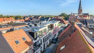 De Platse is gelegen in het hart van Koekelare, een levendige gemeente met een uitstekende balans tussen rust en dynamiek. Winkels voor dagelijkse boodschappen, gezellige restaurants en cafés bevinden zich op wandelafstand. Daarnaast zijn er in de nabije omgeving scholen, parken en sportfaciliteiten, waardoor dit een ideale locatie is voor zowel jonge gezinnen als investeerders. Dit nieuwbouwproject biedt de unieke kans om te wonen in een omgeving waar alles wat u nodig heeft binnen handbereik is.<br /><br />Indeling:<br />Dit appartement te koop in De Platse is ontworpen met het oog op comfort en functionaliteit. De indeling is als volgt:<br /><br />- Inkomhal<br />- woonkamer met open keuken<br />- berging<br />- toilet<br />- badkamer<br />- slaapkamer<br />- ruim terras <br /><br />De Platse onderscheidt zich door een aantal belangrijke troeven. Allereerst is er de energiezuinigheid van de appartementen, wat resulteert in een lagere energiefactuur en een kleinere ecologische voetafdruk. De moderne architectuur en hoogwaardige afwerking zorgen voor een stijlvolle en tijdloze uitstraling. Bovendien zijn de appartementen ontworpen met veel aandacht voor lichtinval en ruime terrassen, wat bijdraagt aan een optimaal wooncomfort.