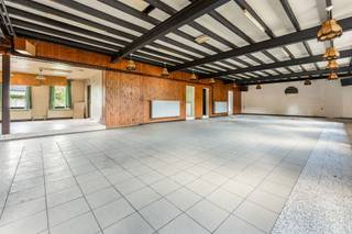 <p><span>Woning met polyvalente ruimte (240m2!) vlakbij natuurdomein</span></p><p><span> </span></p><p><span>Belangrijkste troeven:</span></p><p><span>- Polyvalente ruimte van ca 240m2!</span></p><p><span>- Mogelijkheid tot horeca, praktijk, werkhuis, opslag,...</span></p><p><span>- Woning met enorm potentieel</span></p><p><span>- 3 slaapkamers</span></p><p><span>- Perceel van 1089m2</span></p><p><span>- Ideale ligging nabij natuurdomein De Keiheuvel/De Most!</span></p><p><span>- Perfect voor bvb fietscafe</span></p><p><span> </span></p><p><span>Bekijk zeker ook onze grondplannen met de afmetingen. Zo krijgt u van thuis uit al een perfect beeld van wat deze woning te bieden heeft!</span></p><p><span> </span></p><p><span>Wenst u meer info of een vrijblijvende bezichtiging, contacteer dan ons kantoor op het nummer 014 39 99 99 en wij helpen u graag verder.</span></p>