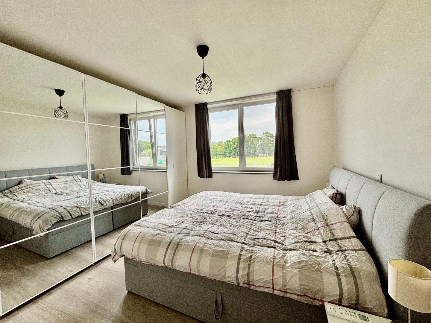 Centraal gelegen half open residentiële gezinswoning met 3 slpkmrs, tuin met grote tuinberging. - foto 5