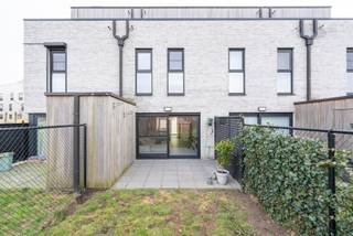 Te koop instapklare nieuwbouwwoning (aankoop met registratierecht = mogelijkheid voor 2%).<br /><br />Droom je van een moderne woning op een toplocatie? Dan is dit je kans! Deze perfect onderhouden en instapklare woning ligt in een rustige, kindvriendelijke straat en combineert wonen in het groen met een uitstekende bereikbaarheid via de A12.<br /><br />✨ Troeven op een rij:<br /><br />Energiezuinig wonen (EPC A+) dankzij zonnepanelen en thuisbatterij<br /><br />Gezond binnenklimaat met ventilatiesysteem D<br /><br />Nabij winkels, scholen en openbaar vervoer<br /><br />Woning omvat inkomhal, open keuken, 2 bergingen (waarvan 1 wasplaats), woonruimte met zicht op tuin, 3 slaapkamers (waarvan 1 met dressing), badkamer en in totaal 2 toiletten.<br /><br />Hier woon je in alle rust, met alles wat je nodig hebt vlakbij. Een woning waar je zonder zorgen kan intrekken en meteen kan genieten van het beste wooncomfort.<br /><br />Voor meer info www.hyboma.be of wenst u graag een bezoek ter plaatse contacteer dan Guy 0479/88 88 06 of Hyboma op 051 480 980!