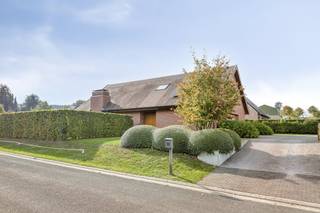 In Louise-Marie in Maarkedal, op een goedgelegen perceel van 1237 m² vinden we deze knappe eigendom terug. De woning biedt het perfecte canvas om nog naar eigen smaak af te werken. De up to date technieken laten niet vermoeden dat deze woning in 2005 gebouwd werd.Het huis baadt in het licht door de vele hoge lichtpartijen. INDELING: GelijksvloersInkomhal met toilet - woonkamer met bureauhoek - eetkamer - keuken - slaapkamer 1 - badkamer met inloopdouche - berging - garage - technische berging1e verdiepingnachthal - slaapkamer 2 (mogelijkheid tot opsplitsen naar 2 kamers) - masterslaapkamer met mogelijkheid tot dressing en badkamer. Troeven: - EPC B - warmtepomp geplaatst in 2020 (lucht/water) - 24 zonnepanelen - ventilatiesysteem D - regenwaterput 10.000l - domotica systeem - alarmsysteem - aangelegde tuin - voorzieningen zwembad liggen klaar