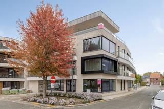 Gelegen in het centrum van Staden vinden we dit commercieel gelijkvloers te koop van ca. 126 m².Specificaties: - ca. 126 m²- casco: wind- en waterdicht- buitenschrijnwerk in PVC- isolerende dubbele beglazingRuime gratis voorliggende publieke parking.Mogelijkheid tot aankoop van een privatieve parking.Gelegen op het Guido Gezelleplein tegenover de kerk van Staden, nabij slagerij, bakkerij, KBC, horeca, ...Bent u op zoek naar bedrijfsvastgoed bestaande uit een nieuwbouw handelspand te koop in Staden? Aarzel dan niet om ons te contacteren op het nummer 051 21 22 23.