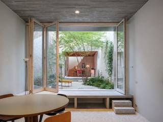 <span><span><span><span><span><span><span><span><span><span><strong>Architectuur, centrum Gent – Genereuze split-level woning met bijzondere ruimtelijkheden, dakterras, en achterliggende polyvalente praktijkruimte.</strong></span></span></span></span></span></span></span></span></span></span><br /><span><span><span><span><span><span><span><span><span><span> </span></span></span></span></span></span></span></span></span></span><br /><span><span><span><span><span><span><span><span><span><span>Voor meer informatie, mail naar <u>info@carloeggermont.be</u></span></span></span></span></span></span></span></span></span></span><br /><span><span><span><span><span><span><span><span><span><span> </span></span></span></span></span></span></span></span></span></span><br /><span><span><span><span><span><span><span><span><span><span>Op een minder voor de hand liggende kavel werd naar de hand van Nu- Architectuuratelier een bijzonder unieke gezinswoning ontworpen. Een geschrankte stapeling van opéénvolgende ruimtes zorgen voor interne relaties met verschillende doorzichten en lichtinval.</span></span></span></span></span></span></span></span></span></span><br /><span><span><span><span><span><span><span><span><span><span> </span></span></span></span></span></span></span></span></span></span><br /><span><span><span><span><span><span><span><span><span><span>Een zuiver en doordacht materiaalgebruik zorgen voor een verstilde architectuur: een symbiose tussen beton, duurzaam hout, inox en metselwerk. Het samenspel in de gevel tussen de reflecterende golfplaten en gegolfde betonnen plint geven een eerste hint naar de parel die zich achter de gevel bevindt.</span></span></span></span></span></span></span></span></span></span><br /><span><span><span><span><span><span><span><span><span><span> </span></span></span></span></span></span></span></span></span></span><br /><span><span><span><span><span><span><span><span><span><span>De typologie van een rijwoning wordt omgekeerd, waarbij de leefruimtes zich bovenaan bevinden en slaapruimtes (3 slaapkamers mogelijk en 2 badkamers) eronder. Zo kan de woning haar oppervlakte compenseren met zichten over de stad. </span></span></span></span></span></span></span></span></span></span><br /><span><span><span><span><span><span><span><span><span><span> </span></span></span></span></span></span></span></span></span></span><br /><span><span><span><span><span><span><span><span><span><span>Op het gelijkvloers bevindt zich een multi-inzetbare ontvangstruimte gekoppeld aan een centraal gelegen buitenkamer die de twee volumes verbindt.</span></span></span></span></span></span></span></span></span></span><br /><span><span><span><span><span><span><span><span><span><span> </span></span></span></span></span></span></span></span></span></span><br /><span><span><span><span><span><span><span><span><span><span>Aan de achterzijde vinden we een polyvalente praktijkruimte/atelier die zich spreidt over twee niveaus en de mogelijkheid tot combinatie woon/werk mogelijk maakt.</span></span></span></span></span></span></span></span></span></span><br /><span><span><span><span><span><span><span><span><span><span> </span></span></span></span></span></span></span></span></span></span><br /><span><span><span><span><span><span><span><span><span><span>Een uitgepuurd ontwerp waar alle ruimtes de nodige privacy hebben en toch in contact met elkaar staan. Dit zowel in het interieur maar ook met de beleving tussen binnen en buiten.</span></span></span></span></span></span></span></span></span></span><br /><span><span><span><span><span><span><span><span><span><span> </span></span></span></span></span></span></span></span></span></span><br /><span><span><span><span><span><span><span><span><span><span>Als extra is de woning voorzien van een ruime kelder en een lift.</span></span></span></span></span></span></span></span></span></span><br /><span><span><span><span><span><span><span><span><span><span> </span></span></span></span></span></span></span></span></span></span><br /><strong><span><span><span><span><span><span><span><span><span><span>Kortom, dit is werkelijk een pièce unique! Een buitenkans voor wie op zoek is naar een architecturale woning met polyvalente mogelijkheden op een toplocatie.</span></span></span></span></span></span></span></span></span></span></strong>