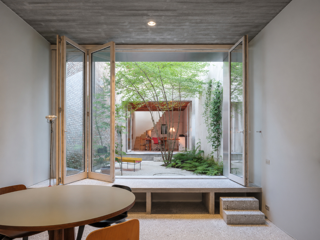Architectuur, centrum Gent – Genereuze split-level woning met bijzondere ruimtelijkheden, dakterras, en achterliggende polyvalente praktijkruimte. - foto 2