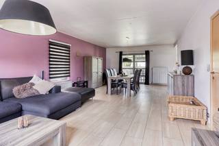 In het groene en rustige Nieuwrode, een deelgemeente van Holsbeek, vinden we deze ruime gelijkvloerse woning op een perceel van 7 are. Met een bewoonbare oppervlakte van maar liefst 200 m² biedt deze woning alle comfort voor wie op zoek is naar rust, ruimte en praktisch wonen op één niveau.<br /><br />De woning beschikt over een ruime en lichtrijke leefruimte met zicht op de tuin, een volledig uitgeruste keuken met aanpalende berging en drie volwaardige slaapkamers. De badkamer is voorzien van een bad/douche, dubbele lavabo en toilet. Een grote troef is de inpandige garage, die rechtstreeks toegankelijk is vanuit de woning, wat zorgt voor extra comfort en veiligheid. Daarnaast is er een ruime bergzolder, ideaal voor extra bergruimte en waar men zelfs eenvoudig een vaste trap kan plaatsen om nog extra kamers te creëren. Dankzij de praktische indeling en het grote woonvolume is deze woning ideaal voor gezinnen, koppels of wie graag alles op het gelijkvloers heeft. <br /><br />De ligging zorgt voor maximale rust en privacy, terwijl u toch vlot verbinding heeft naar steden zoals Leuven, Aarschot en Tienen. Kortom, een ideale woning voor wie landelijk wil wonen zonder in te boeten op comfort en ruimte.<br /><br />Voor meer informatie of een bezichtiging, contacteer Ben op 0468 58 04 09 of op ben@sophimo.be !