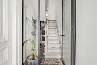 De woning is gelegen aan de Haantjeslei, in een rustige en gegeerde residentiële buurt van Antwerpen-Zuid. De omgeving wordt gekenmerkt door statige herenwoningen, groene lanen en een aangename stedelijke sfeer. In de directe omgeving vindt u diverse winkels, gezellige horecazaken, scholen en openbaar vervoer. Ook het centrum van Antwerpen en de belangrijkste invalswegen zijn vlot bereikbaar.<br /><br />Deze karaktervolle herenwoning aan de Haantjeslei verenigt royale leefruimtes, authentieke charme en een veelzijdige indeling. De woning biedt niet alleen een bijzonder aangename eigen woongelegenheid, maar beschikt tevens over een afzonderlijke ruimte die momenteel verhuurd is.<br /><br />Het gelijkvloers en souterrain vormen samen een volwaardige woonruimte met twee slaapkamers, een badkamer en een gezellige buitenruimte. De bovenliggende verdiepingen bieden een bijzonder ruime en sfeervolle woonomgeving. Centraal staat de elegante leefruimte met open keuken en aansluitend terras, die dankzij haar mooie proporties en aangename lichtinval het hart van de woning vormt.<br /><br />Op de tussenverdieping bevinden zich een praktische wasruimte met extra bergruimte en een apart gastentoilet. De twee bovenste verdiepingen omvatten nog twee ruime slaapkamers en twee badkamers, waardoor de woning ook op het vlak van comfort en privacy bijzonder sterk is.<br /><br />De combinatie van karakter, ruimte en een doordachte indeling maakt van deze herenwoning een uitzonderlijk veelzijdige eigendom. Een ideale keuze voor wie op een aantrekkelijke locatie ruim en stijlvol wil wonen, met daarnaast de mogelijkheid om te genieten van een bijkomende huurinkomst.