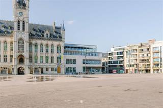 Sint-Niklaas, op zoek naar een uitstekend gelegen handelspand op de vernieuwde Grote Markt? Deze commerciële ruimte met een totale oppervlakte van...