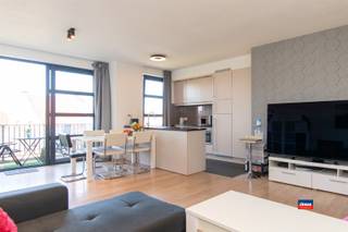 <p><span>HOBOKEN | RESIDENTIE HOGE BEUK | INSTAPKLAAR APPARTEMENT (2V) MET TWEE SLAAPKAMERS, GARAGESTAANPLAATS EN TERRAS | EPC B</span></p><p><span>Indeling als volgt: inkomhal - leefruimte met open, geïnstalleerde keuken - terras - nachthal met toilet en wasplaats - badkamer met ligbad/douche en lavabomeubel - twee slaapkamers.</span></p><p><span>Inclusief garagestaanplaats (nummer 14) in ondergrondse parkeergarage. </span></p><p><span>Nieuwe gasketel en elektrische rolluiken aan de slaapkamers. Elektrische installatie conform het AREI. </span></p><p><span>Dit appartement is gelegen op de tweede verdieping van klein gebouw zonder lift (bouwjaar 2008). </span></p>