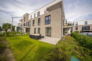 In een rustige, recente verkaveling vlak bij het centrum van Hoogstraten vind je dit modern energiezuinige nieuwbouwappartement op het...