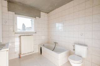 <p><span>In Hoboken ligt deze </span><strong>te renoveren</strong><span> woning met 3 slaapkamers. Aan de rand van de Hobokense Polder, met ook Park Sorghvliedt en ’t Schoonselhof op een steenworp, ben je hier alvast omringd door veel groen.</span></p><p><span>Nog een troef in de buurt is de Blikfabriek, die op minder dan 100 meter van de voordeur ligt. Daar vind je onder andere een gezellig buurtcafé en een ruim aanbod activiteiten voor jong en oud. Kortom, een buurt met een prettig buurtleven en bruisend potentieel waar de stad volop op inzet.</span></p><p><span> </span></p><p><span>De woning betreden kan via de garage of de ruime hal. Die brengt je in een lichtrijke leefruimte met aansluitend een keuken. Winter of zomer, zowel van achter het grote raam als in de tuin kan je genieten van een open zicht en veel zonlicht.</span></p><p><span>Op de 1e verdieping vind je een grote badkamer met bad en 3 slaapkamers. Als laatste is er nog een zolderverdieping die heel wat mogelijkheden biedt. </span></p><p><br /></p><p><span>Een renovatieproject met veel potentieel, dat je qua stijl nog helemaal naar je hand kan zetten. </span></p>
