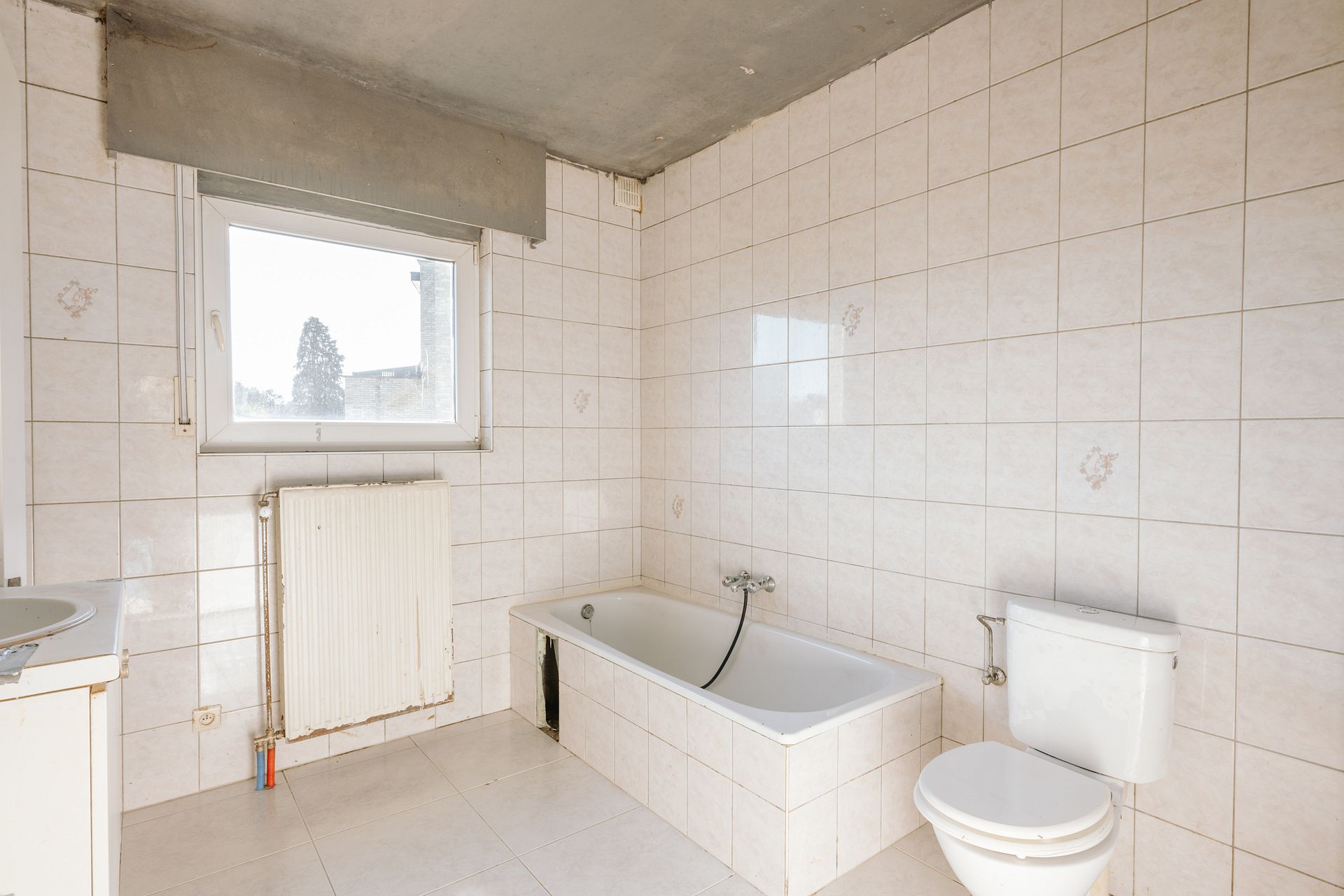 Te renoveren gezinswoning met zonnige tuin! - foto 3
