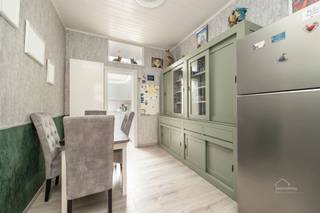 <p><strong>Gerenoveerde woning te koop in Merksem!</strong></p><p>Welkom in deze charmante, recent volledig gerenoveerde woning in Merksem, ideaal gelegen in een rustige maar gunstige buurt. Deze praktische en gezellige familiewoning biedt een bewoonbare oppervlakte van 140 m² en combineert ruimte, functionaliteit en modern comfort.</p><p>De woning beschikt over <strong>vier volwaardige slaapkamers</strong>, elk met veel natuurlijk licht en flexibel in te richten als slaap-, werk- of hobbyruimte. De woonkamer is aangenaam en lichtrijk, met warme accenten en een open verbinding naar de eetruimte, wat zorgt voor een gezellige leefomgeving.</p><p>De open keuken is modern afgewerkt met de nodige bergruimte, dampkap, enkele pompbak, kookvuur op inductie en oven. Aansluitend bevindt zich de badkamer, uitgerust met een inloopdouche, toilet en voorzieningen voor wasmachine en droogkast.</p><p>Dankzij de recente renovatie, goede isolatie en onderhouden ramen is er bovendien aandacht besteed aan energiezuinig wonen (<strong>EPC B</strong>).</p><p>Kortom, een instapklare woning met <strong>vier slaapkamers</strong> op een gunstige locatie in Antwerpen, perfect voor gezinnen of wie op zoek is naar ruimte en comfort.</p>