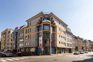 Dit ruim en energiezuinig appartement is gelegen op de derde verdieping in een gebouw met lift en bestaat uit een inkomhal, een ruime en enorm lichtrijke leefruimte dankzij grote glaspartijen, een keuken met aansluitend de berging, badkamer met dubbele wastafel en ligbad, apart toilet en twee slaapkamers. Ondergronds is er een privatekelderberging aanwezig alsook een gemeenschappelijke afgesloten fietsenberging. Overal dubbele beglazing, centrale verwarming op aardgas, conforme elektriciteit en een EPC B zijn slechts enkele troeven! Dit appartement is ideaal voor wie belang hecht aan bereikbaarheid ( oa station, openbaar vervoer, parkeergelegenheid Graanmarkt en postsite) én voor wie graag alles op wandelafstand heeft ( winkels, grote markt, scholen, Utopia,...). Potentiële verhuurwaarde +/- 875 euro per maand. Mis deze kans niet en contacteer ons via 053/423001!