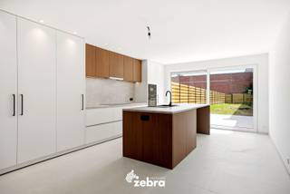 Deze instapklare, gerenoveerde woning bevindt zich op een boogscheut van het centrum van Meulebeke. De woning geniet van een uitstekende bereikbaarheid en ligt op wandel- en fietsafstand van diverse winkels, horeca, sportgelegenheid, openbaar vervoer...<br /><br />Op het gelijkvloers bevindt zich een inkomhal met gastentoilet, een badkamer met douche en dubbele wastafel (spiegel boven de wastafels wordt nog voorzien door de verkoper). Ook de aansluitingen voor wasmachine en droogkast bevinden zich in de badkamer. Verder is er op het gelijkvloers een woonkamer met aansluitend de open keuken met eiland die voorzien is van een inductiekookplaat, dampkap, spoelbak, oven, microgolf, vaatwas, koelkast en voldoende kastruimte.<br /><br />Het eerste verdiep bestaat uit een nachthal met toilet en twee ruime slaapkamers. Het tweede verdiep is te bereiken via een vaste trap en hier bevindt zich de derde slaapkamer met aansluitend nog een praktische zolderberging.<br /><br />Tot slot beschikt de woning over een gezellig terras, tuin, een uitweg naar de Kasteeldreef, airco's die koelen én verwarmen, 8 zonnepanelen met een totaal vermogen van 3.680 Wattpiek, vloerverwarming, ...<br /><br /><strong>Ook wild geworden van deze thuis?<br />Twijfel niet langer en leg vandaag nog uw bezoek vast!</strong>