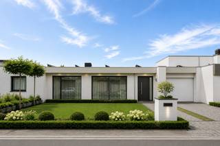 <strong>Comfortabel wonen op één niveau!</strong><br /><br /><strong>Richtprijs</strong>: € 395.000  <br /><br />Gelegen aan de <strong>Konstant Permekelaan 17 in Kortrijk, </strong>in de rustige en residentiële <strong>Skatchkoffwijk</strong>, beter gekend onder de <strong>Magdalenawijk</strong>, bieden wij u deze <strong>gelijkvloerse woning</strong> aan.<br /><br /><strong>Via de inkomhal</strong> heeft u toegang tot de <strong>garage</strong> en de ruime <strong>leefruimte</strong>. De leefruimte is ingedeeld in twee zones: aan de voorzijde een gezellige <strong>zithoek</strong>, aan de achterzijde een lichtrijke zone met <strong>grote raampartijen </strong>die uitgeven op de tuin en toegang verlenen tot het <strong>overdekte terras</strong>. Vanuit de leefruimte bereikt u de nachthal, met toegang tot twee volwaardige <strong>slaapkamers </strong>en een <strong>badkamer</strong>.<br /><br /><strong>De geïnstalleerde keuken </strong>beschikt over een eetplaats en een <strong>berging </strong>met voldoende ruimte voor opslag en diepvries.<br /><br /><strong>De woning is uitstekend onderhouden</strong> en biedt een unieke renovatiekans: een EPC-simulatie toont aan dat het vervangen van de elektrische verwarming door een<strong> warmtepomp per ruimte</strong> de energiescore drastisch kan verlagen van het huidige <strong>label F naar label B</strong>. Een slimme investering in comfort én energiewaarde.<br /><br />Verder beschikt de woning over <strong>21 zonnepanelen</strong> met groenestroomcertificaten en <strong>2 omvormers.</strong><br /><br /><strong>Contact:</strong><br />Simon: +32 471 547 642 — simon@dekeyser.immo<br />Frank: +32 475 674 835 — frank@dekeyser.immo