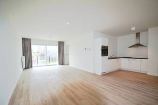 Deze éénkamerige assistentieflat biedt een warme thuis in alle comfort. De flat bestaat uit een woonkamer met open keuken, een vestiaire,...