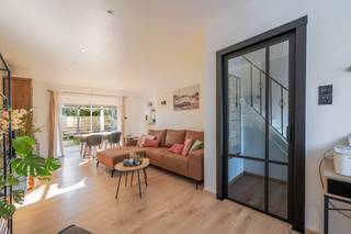 Ontdek deze instapklare, centraal gelegen woning te Assebroek. Deze halfopen bebouwing combineert comfort en functionaliteit met zijn goed...