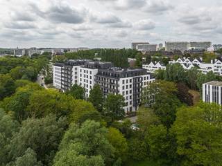 <p><span>APP. MET 3 SLKS, 2 BADKS + TERRAS VAN RUIM 30M²<br /><br /></span></p><p><span>In Sint-Lambrechts-Woluwe treffen wij deze knappe residentie aan gelegen in de Neerveldstraat. In de nabije omgeving treffen wij diverse onderwijsinstellingen, verschillende supermarkten, Woluwe Shopping, lokale handelaars, openbaar vervoer, ... aan. Wij bevinden ons enerzijds op circa vijftien minuten van het stadscentrum en anderzijds nabij omliggende steden en gemeenten zoals Zaventem en Brussel. </span></p><p><span> </span></p><p><span>Toegekomen aan de residentie genaamd Twin Falls nemen wij de lift naar de tweede verdieping. Hier ontdekken wij een appartement van ruim 120m² en een terras van maar liefst 31m². Via de inkomhal krijgen wij toegang tot drie slaapkamers, twee badkamers, twee toiletten en de lichtrijke leefruimte met toegang tot de berging/wasplaats. De leefruimte is voorzien van een volledig uitgeruste keuken en biedt voldoende ruimte voor een zit- en eethoek te plaatsen. </span></p><p><span> </span></p><p><span>Waarom Twin Falls? </span></p><p><span>- Uitstekende ligging</span></p><p><span>- Aanwezigheid van een lift</span></p><p><span>- Divers aanbod: studio's, appartementen met 1/2 of 3 slaapkamers </span></p><p><span>- Een energiezuinige residentie klaar voor de toekomst (EPC-label A/B, aanwezigheid van zonnepanelen)</span></p><p><span> </span></p><p><span>Als kers op de taart is er een kelder/unit, een gemeenschappelijke fietsenstalling en een afvallokaal allemaal inbegrepen in de huurprijs. Bijkomend bestaat er de mogelijkheid om een bovengrondse/afgesloten autostaanplaats te huren aan 100,00 euro/maand. Leuk detail is de mogelijkheid om uw elektrische wagen op te laden. </span></p><p><span> </span></p><p><span>Nieuwsgierig naar dit ruim appartement? Vraag snel meer informatie of een bezichtiging aan via <span>info@pillar.estate</span></span><span> of contacteer ons op het nummer 033 695 695. </span></p><p><span>Tot binnenkort! <br /></span><span>De vermelde oppervlaktes zijn slechts een indicatie. Pillar kan niet verantwoordelijk gesteld worden voor de juistheid van de door zijn verstrekte gegevens. </span></p><p><span> </span></p><p><span> </span></p>