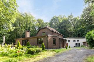 Immo Pické biedt u deze prachtige woning met bijgebouw aan op een perceel van maar liefst 7.855 m2 te midden van het Kamerijkbos. Ontsnap aan...