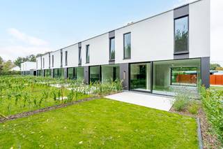 <p>Bent u op zoek naar energiezuinig en zorgeloos wonen? Een ideale investering? Of zoekt u eerder een moderne woning met oog op kwaliteit &amp; comfort? Gevonden!</p>
<p> </p>
<p>In de tweede bouwlijn en op een boogscheut van oprit E40 Aalst vinden we dit uitstekend gelegen nieuwbouwproject Eliani met 8 halfopen en gesloten bebouwingen. Elke woning in deze moderne verkaveling beschikt over 3 slaapkamers, een afgesloten privé tuin, een private berging en een autostaanplaats.</p>
<p> </p>
<p>Zo gebruikt men 'floor to ceiling windows' voor zoveel mogelijk lichtinval en geniet je van een lage energiefactuur dankzij de zonnepanelen, de regenwaterput en de warmtepomp (vloerverwarming &amp; koeling met ingebouwde boiler).</p>
<p> </p>
<p><u>Indeling W5</u></p>
<p>Via de inkomhal met apart toilet komen we in de leefruimte met half open keuken met aansluitend een berging. Dankzij de ingewerkte schuiframen is er geen opstap naar het terras met afgesloten tuin. Op de bovenverdieping vinden we 3 slaapkamers, wasplaats en de badkamer met inloopdouche, bad en dubbele lavabo en toilet.</p>