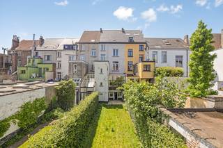 Achter de statige, impressionante gevel aan de Brusselsesteenweg 53 in Ledeberg schuilt een uitzonderlijk stukje architecturaal erfgoed. Deze burgerwoning, momenteel te koop, wacht op een creatieve ziel die de historische grandeur met hedendaags, warm wooncomfort wil verzoenen.<br /><br />Dit is geen standaard renovatieproject; dit is een canvas voor wie groots durft te dromen. Met een ongeziene bewoonbare oppervlakte van maar liefst 405 m² biedt het pand eindeloos veel potentieel. De hoge plafonds, royale volumes en authentieke ziel ademen een rijke geschiedenis. U heeft de absolute vrijheid om de ruimtes te herinterpreteren: van een riante gezinswoning met plaats voor een thuiskantoor of vrij beroep tot een oase van licht met een uitgestrekte leefkeuken.<br /><br />Ook de locatie omarmt het moderne stadsleven. U woont hier te midden van buurtwinkels, scholen en horeca, met een mobiliteitsscore om u tegen te zeggen. De opritten van de E17 en E40 liggen letterlijk om de hoek, en met de fiets of tram rolt u in geen tijd het historische centrum van Gent binnen.<br /><br />Een zeldzame kans om een imposant gebouw nieuw leven in te blazen en er uw eigen, unieke thuis van te maken.<br /><br />Bestuursmaatregelen in het maatregelenregister: nee