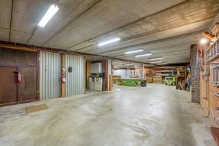 Bedrijfshal met uitbreidingsmogelijkheden en mooie woning op een perceel van maar liefst 3.337,00 m².De woning is gelegen in Dessel in een officiële...