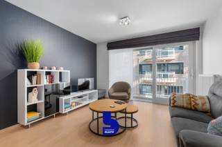 Beleef de kust op zijn best in dit modern appartement met zijdelings zeezicht, gelegen in het bruisende hart van Oostende. Dit lichtrijke appartement in een recent gebouw uit 2013 ligt op wandelafstand van de zee, en vanaf uw eigen terras voelt u de zee bijna letterlijk aan uw voeten.<br /><br />De ruimte is slim ingedeeld en straalt comfort uit: een ruime, lichte woonkamer met open keuken,gezellige slaapkamer, een moderne badkamer met inloopdouche en een handige berging met aansluiting voor de wasmachine.<br /><br />Extra pluspunten zijn de praktische vuilnis- en fietsenberging, het EPC A-label en de blanco keuring van de elektrische installatie.<br />Momenteel wordt het appartement gebruikt als vakantiewoning, ideaal dus als investering of tweede verblijf aan zee.<br /><br />Dit is dé kans om uw eigen plekje aan de kust te bemachtigen, verkocht onder het stelsel van erfpacht.