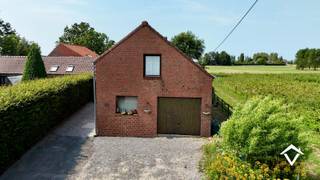 Bent u op zoek naar een te renoveren woning in Koekelare met veel potentieel? Dan is deze halfopen bebouwing misschien wel uw ideale renovatieproject.<br /><br />De woning geniet van een rustige, landelijke ligging, op wandelafstand van het centrum van Koekelare, winkels, scholen en grootwarenhuizen. Ook de verbinding naar Moere en de omliggende gemeenten is uitstekend.<br /><br />De indeling is als volgt:<br />Via de zij-ingang komt u binnen in de inkomhal, die toegang verleent tot de gezellige leefruimte, de badkamer met lavabomeubel, douche en toilet, en de lichtrijke keuken met aangenaam zicht op de straat.<br /><br />Op de eerste verdieping bevinden zich twee volwaardige slaapkamers en een derde kamer, ideaal als bureau, dressing of kinderkamer.<br /><br />Daarnaast beschikt de woning over een inpandige garage, bereikbaar via de buitenzijde.<br /><br />Deze woning vormt de perfecte basis voor wie zijn eigen droomwoning wil creëren. Dankzij de gunstige ligging, de praktische indeling en de vele renovatiemogelijkheden is dit een interessante opportuniteit voor zowel starters, investeerders als handige doe-het-zelvers.<br /><br />Troeven:<br />- Rustige en landelijke ligging<br />- Op wandelafstand van centrum, winkels en voorzieningen<br />- Halfopen bebouwing<br />- 2 volwaardige slaapkamers + extra kamer<br />- Inpandige garage<br />- Veel renovatiepotentieel<br />- Vlotte bereikbaarheid richting Moere en omliggende gemeenten<br /><br />Interesse? Neem vandaag nog contact op met ons en plan uw bezoek. Ontdek zelf de mogelijkheden die deze woning te bieden heeft!