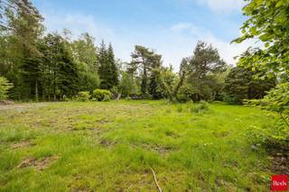 <strong><span>Prachtige bouwgrond op toplocatie</span></strong><br /><br />Op zoek naar de ideale locatie om uw droomwoning te realiseren? Deze ruime <strong>bouwgrond </strong>met een oppervlakte van 1500 m2 biedt tal van mogelijkheden voor het bouwen van een open bebouwing. Het perceel, gelegen in een groene omgeving, heeft de perfecte uitvalbasis vlakbij het centrum, sportcentra, scholen en winkels. <br /><br />De <strong>bouwgrond </strong>heeft een zuid georiënteerde tuin in een rustig gelegen straat. Het perceel heeft een enorme straatbreedte van meer dan 40 meter en biedt tal van mogelijkheden. Een unieke kans om uw droomwoning te realiseren!<br /><br /><span>Extra troeven</span>:<br />- zuid oriëntatie<br />- enorme straatbreedte (+ 40m)<br />- bouwklaar perceel<br /><br />Voor meer informatie over deze <strong>bouwgrond </strong>kan u mij vrijblijvend contacteren op 0479 22 90 35 of roel@reds.be.