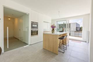 Dit stijlvolle appartement bevindt zich op de derde verdieping van residentie City Gardens, centraal gelegen in de Stormestraat te Waregem...