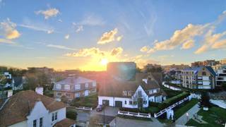 RUIME STUDIO GELEGEN IN DE PRACHTIGE DUMONTWIJK OP 150 METER VAN HET STRAND EN HET CENTRUM VAN DE PANNE<br />Bestaande uit hal met vestiaire kasten, ruime lichtrijke living met mooi open zicht, ingerichte keuken, badkamer met ligbad, lavabo en toilet. Fietsenberging. Super ligging in de prachtige geklasseerde Dumontwijk. Residentie in villa-stijl. U vindt meer informatie op onze website, www.immocattaert.be, onder de rubrieken "kenmerken en documenten". Bezichtigingen zijn enkel mogelijk op afspraak.