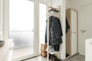 In de rustige en gegeerde Kapelstraat te Lindhoeven (Pelt) bevindt zich deze moderne halfopen bebouwing van bouwjaar 2013. Een ideale gezinswoning die comfort, licht en energiezuinig wonen mooi combineert.<br /><br />Indeling – Gelijkvloers<br /><br />Via de inkomhal met apart gastentoilet kom je in de lichtrijke woonkamer met halfopen keuken. De leefruimte sluit mooi aan op de tuin en biedt een aangenaam open gevoel. Aansluitend is er een praktische berging en de trap naar de verdieping.<br /><br />Verdieping<br /><br />De ruime nachthal geeft toegang tot 3 volwaardige slaapkamers, een apart toilet en een volledig uitgeruste badkamer met zowel bad als douche.<br /><br />Tuin<br /><br />De woning beschikt over een volledig omheinde tuin, ideaal voor kinderen en huisdieren, met bovendien een praktisch tuinhuis voor extra opbergruimte.<br /><br />Extra troeven<br /><br />Bouwjaar 2013<br />Energiezuinig: EPC B (165 kWh/m² jaar)<br />Rustige, residentiële ligging<br />Moderne afwerking<br />Ideaal voor gezinnen of jonge koppels<br />Goede bereikbaarheid en nabij voorzieningen<br />Ben je op zoek naar een instapklare, moderne woning in een rustige buurt van Pelt?<br /><br />Dan is deze woning absoluut een bezoek waard.<br /><br />Contacteer ons vandaag nog voor meer info of een bezichtiging.<br /> 