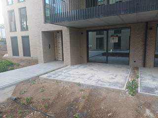 Energie-neutraal instap klaar nieuwbouwappartement in Neerpelt centrum kortbij school, trein, horeca, winkels, .... Het appartement bestaat uit een inkomhal, woonkamer, keuken, berging, 2 slaapkamers, badkamer (inloopdouche/wastafel), toilet apart. Terras. Autostaanplaats + berging in de kelder. Volledig opgeverfd. Vaste verlichting. Vloerverwarming. Geothermie (geen gas meer). Zonnepanelen 1200 watt. Bring-me systeem. Gemeenschappelijke kosten zijn 100 euro per maand. Voor meer info contacteer ons via info@vastgoedfransen.be.