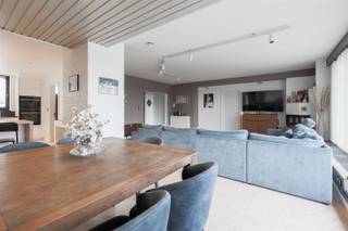 <p><span>Ontdek deze prachtige penthouse met panoramisch uitzicht in Hoboken. </span></p><p><span>De lift brengt u tot aan de voordeur van uw appartement, met een bewoonbare oppervlakte van circa 121 m² biedt dit lichte en ruime appartement 3 slaapkamers, een luxueuze badkamer en een uitnodigende open leefruimte die indruk maakt op wie houdt van comfort en stijl.</span></p><p><span> </span></p><p><span>De living vormt het hart van de woning: een grote, lichtrijke woonkamer, aangrenzend aan een eetruimte en een hypermoderne witte keuken met zwarte, granieten werkbladen en een praktisch eiland. De grote raampartijen brengen daglicht binnen en geven rechtstreeks toegang tot een uitgestrekt terras waar u volop van de buitenlucht kunt genieten en gasten kunt ontvangen.</span></p><p><span> </span></p><p><span>Dit appartement telt drie volwaardige slaapkamers, ontworpen voor rust en privacy. De slaapkamers beschikken over voldoende opbergruimte en een warme, hedendaagse afwerking. Een ruime, luxe badkamer is ingericht met dubbele wastafels, een inloopdouche en een vrijstaand badgedeelte; er is ook een apart toilet aanwezig voor extra comfort. In de aparte wasruimte vindt u bovendien plaats voor wasmachine en droogkast.</span></p><p><span> </span></p><p><span>Het interieur combineert strakke witte kasten met warme houten elementen en marmeren accenten, wat een tijdloze, elegante sfeer creëert, is voorzien van airconditioning in twee kamers en heeft diverse praktische bergingsmogelijkheden. De vloeropbouw en afwerking geven het geheel een hoogwaardige uitstraling die direct aantrekt.</span></p><p><span> </span></p><p><span>Het appartement beschikt ook over een grote buitenruimte die een panoramisch uitzicht biedt op de omgeving. De ligging in Hoboken is ideaal: nabij voorzieningen, winkels en openbaar vervoer, waardoor dagelijkse comfort hand in hand gaat met een vlotte bereikbaarheid naar de nabijgelegen steden. Op korte afstand vindt u onder meer een apotheek en diverse winkels, wat het wonen hier extra aangenaam maakt.</span></p><p><span> </span></p><p><span>Graag som ik voor u de troeven van dit appartement op: </span></p><p><span>- Open living met eetgedeelte en moderne, ruime keuken</span></p><p><span>- Groot buitenterras met panoramisch uitzicht</span></p><p><span>- Luxe badkamer met dubbele wastafels, inloopdouche en bad</span></p><p><span>- Drie slaapkamers,Wasruimte/berging</span></p><p><span>- Garage bij aan te kopen aan 25.000 euro</span></p><p><span> </span></p><p><span>EPC 234 kWh/m² jaar - label C</span></p><p><span>P-score (perceelscore): A</span></p><p><span>G-score (gebouwscore):</span><span> A</span></p><p><span> </span></p><p><span>Voor een bezoek ter plaatse kan u ons contacteren op het nummer 03 449 42 41 of mail ons via hallo@habicom.be.</span></p><p><span>Wenst u de waarde van uw woning te kennen ? Contacteer vrijblijvend onze habicom expert in uw buurt</span></p><p><span> </span></p>