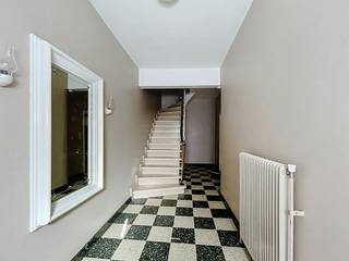 Cet appartement situé au premier étage d'une petite copropriété dispose d'un salon et d'une salle à manger, d'une cuisine, de deux chambres, d'une salle de bains et de toilettes séparées dans le hall de nuit, d'un balcon.<br /><br />L'appartement offre une opportunité intéressante pour les acheteurs pratiques, les débutants ou les investisseurs qui recherchent une propriété avec du potentiel. Grâce aux options de rénovation, vous pouvez adapter les espaces à vos propres besoins et y apposer votre empreinte personnelle.<br /><br />Les avantages en un coup d'œil :<br /><br />Deux chambres<br />Situé au premier étage<br />Petit bâtiment (4 appartements)<br />Potentiel intéressant d'accession à la propriété ou d'investissement<br /><br />Intéressé ? N'hésitez pas à contacter olivia.laporte@dewaele.com pour plus d'informations ou pour planifier une visite.<br /><br />Registre des mesures: non