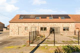 Idéalement située dans l’agréable village de Fontenoy, cette belle maison de type « 3 façades » entièrement rénovée en 2023 offrant tout le...