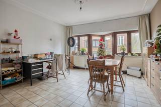 Deze gezellige woning ligt slechts enkele minuutjes te voet van de Grote Markt van Tongeren.De gesloten bebouwing heeft een garage en een bewoonbare...