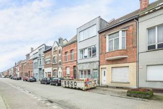 Op de tweede en hoogste verdieping van een volledig gerenoveerd, kleinschalig appartementsgebouw op de Salvialei bevindt zich dit instapklare appartement. Dankzij de recente totaalrenovatie in 2024 geniet u hier van modern comfort, lage gemeenschappelijke kosten en een aangename woonomgeving op de grens van Merksem en Schoten, vlakbij den Deuzeld.<br /><br /><strong>Enkele pluspunten:</strong><br />- Volledig gerenoveerd gebouw (2024)<br />- Instap klaar appartement<br />- Lage gemeenschappelijke kosten (geen lift of syndicus)<br />- Lichtrijke ruimtes met grote raampartijen<br />- Aparte wasruimte/toilet<br />- Gegeerde wijk in Merksem tegen Schoten<br /><br />Dit appartement verwelkomt u in een aangename en lichtrijke leefruimte, waar de grote ramen zorgen voor een overvloed aan natuurlijk licht. De ruimte is afgewerkt met een verzorgde laminaatvloer en sluit aan op de moderne, open keuken. Deze is uitgevoerd in een strakke witte stijl en uitgerust met onder andere een oven, ingebouwde koelkast en een gasvuur.<br />Verder beschikt het appartement over een praktische, aparte ruimte waar het toilet, de wasmachine en droogkast voorzien zijn.<br />De badkamer is modern ingericht met een inloopdouche, een lavabomeubel en een handdoekkastje. Achteraan bevindt zich de ruime slaapkamer van 13 m², die uitkijkt op een groene en rustige omgeving. Het appartement is volledig uitgerust met nieuwe ramen en vliegenramen.<br />Tot slot geniet u hier van een uitstekende bereikbaarheid dankzij de nabijheid van tram 2 en 3, waarmee u zich vlot naar het centrum van Antwerpen verplaatst. Gelegen in de gegeerde wijk Merksemheide, op de grens met Deuzeld in Schoten, woont u hier in een rustige en aangename buurt met alles binnen handbereik.