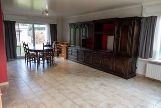 In de gekende wijk achter de sporthal van Eeklo vind je deze charmante eengezinswoning met tal van mogelijkheden. De locatie is ideaal: rustig gelegen in een doodlopende straat, maar toch op wandel- en fietsafstand van het stadscentrum en alle nodige voorzieningen. De woning beschikt over een ruime inkomhal, een lichtrijke leefruimte met zicht op de tuin en een praktische garage. Daarnaast zijn er vier volwaardige slaapkamers. – ideaal voor grotere gezinnen of wie extra ruimte zoekt. De keuken met uitzicht op de tuin sluit aan op een handige, koele berging. Buiten geniet je van een ruime tuin met een oostgericht terras, perfect voor gezellige momenten op elk uur van de dag. Dit pand biedt de perfecte kans voor wie op zoek is naar een comfortabele en rustig gelegen woning die volledig naar eigen smaak kan worden gemoderniseerd.
📞 Interesse? Bel vandaag nog naar 0472 46 57 52 en plan je bezoek. Vastgoedmakelaar Yme leidt je graag rond en geeft je alle nodige informatie. Wacht niet te lang – woningen in deze wijk zijn erg gegeerd!